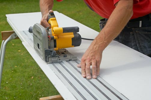 Lige snit i plader med rundsav: Føringsskinne